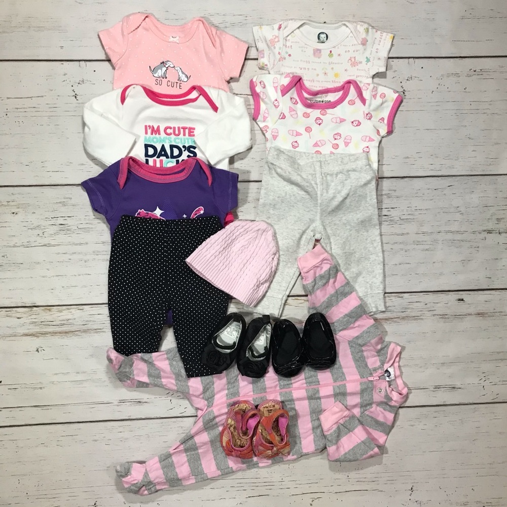 9- pieces of girls clothes size 0-3m and 3months